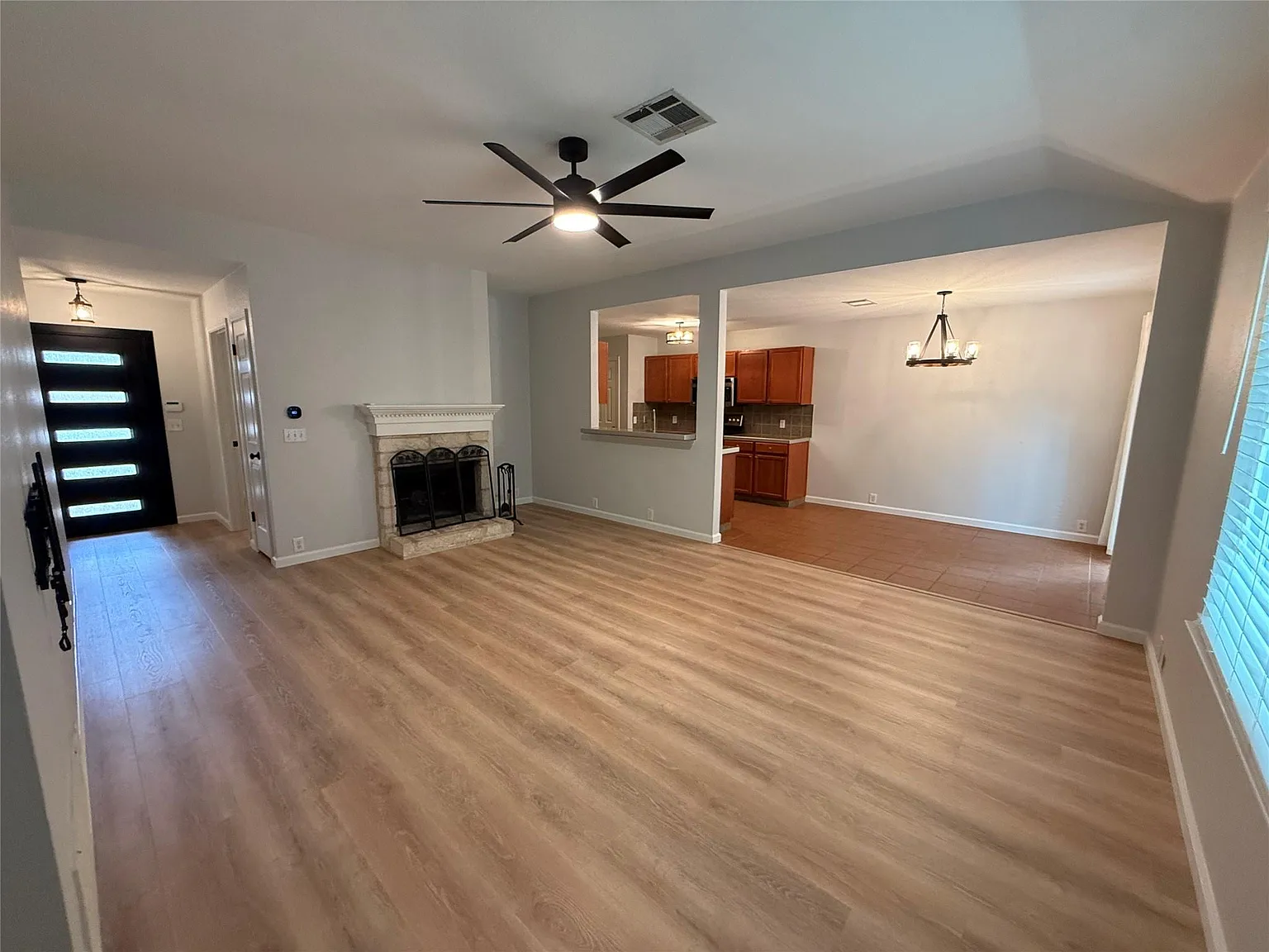 4 bed, 2.0 bath, 1427 sqft, $2,400 — Photo 2