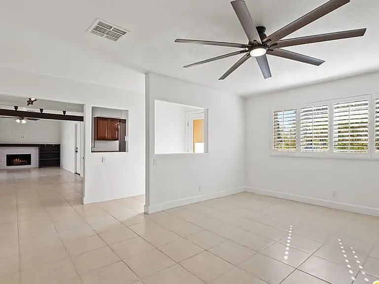 2140 E Hildy Ln — Photo 2