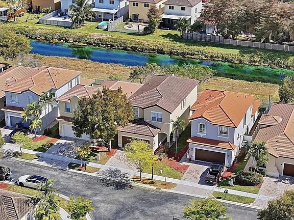 4th image of 1211 NE 40th Road