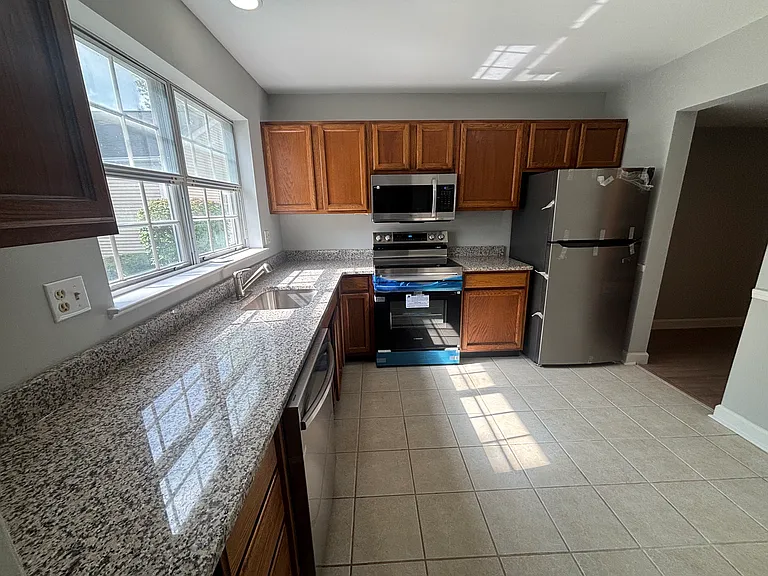 1414 Cambridge Ct — Photo 2
