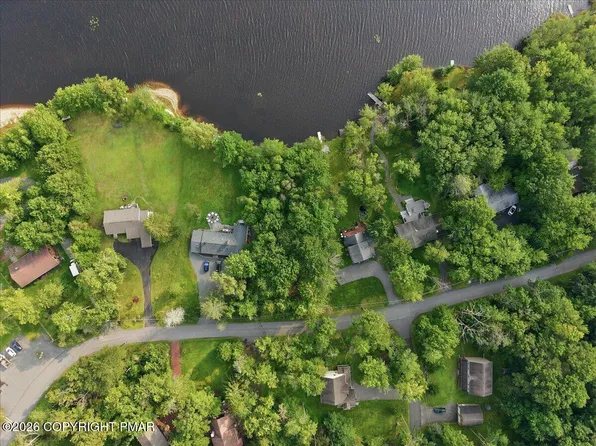 39 Stillwater Dr, Pocono Summit, PA 18346