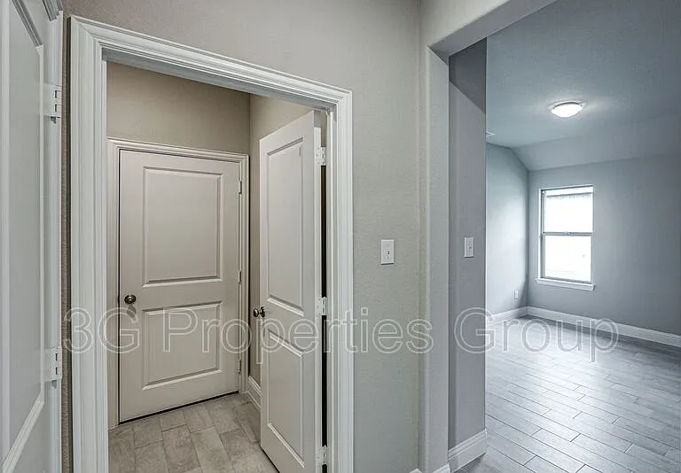 1513 Elizabeth St — Photo 6