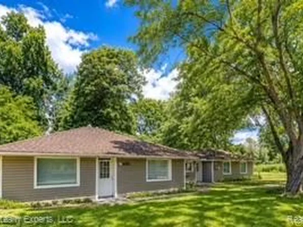 5028 Pheasant Rd, Waterford, MI 48327