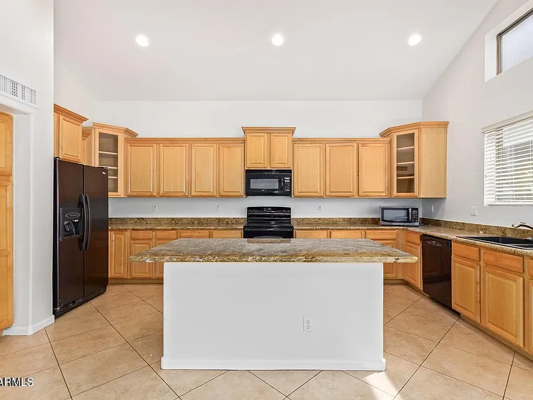 4542 N 111th Dr — Photo 7