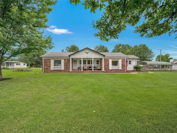 1101 S Carnation Dr, Aurora, MO 65605