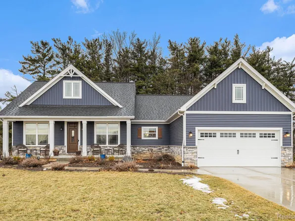 9717 Loretta Ln, South Lyon, MI 48178