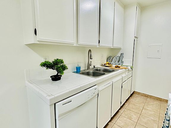 5th image of 732 W Imperial Ave #23
