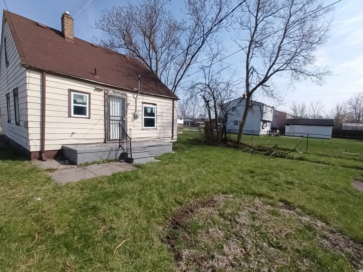 4 bed/1bath bungalow! Now Available! $1050/mo — Photo 2