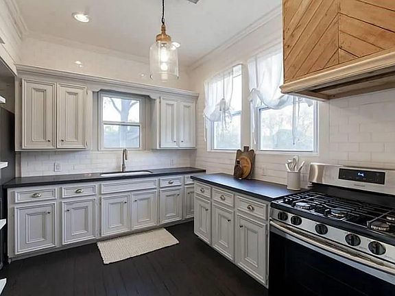 5th image of 818 Wilkes St