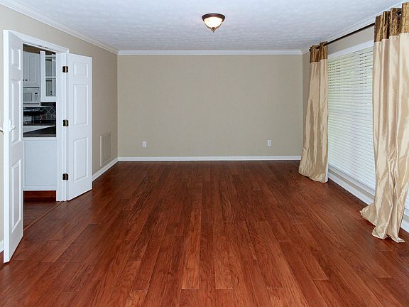 4th image of 900 Twin Coves Dr