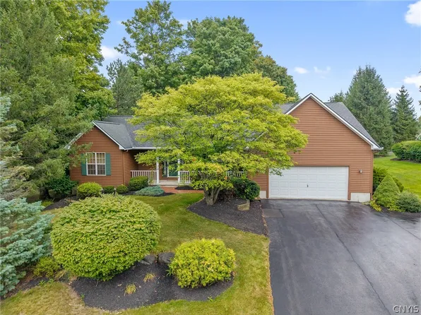 4721 Rushmore Dr, Syracuse, NY 13215