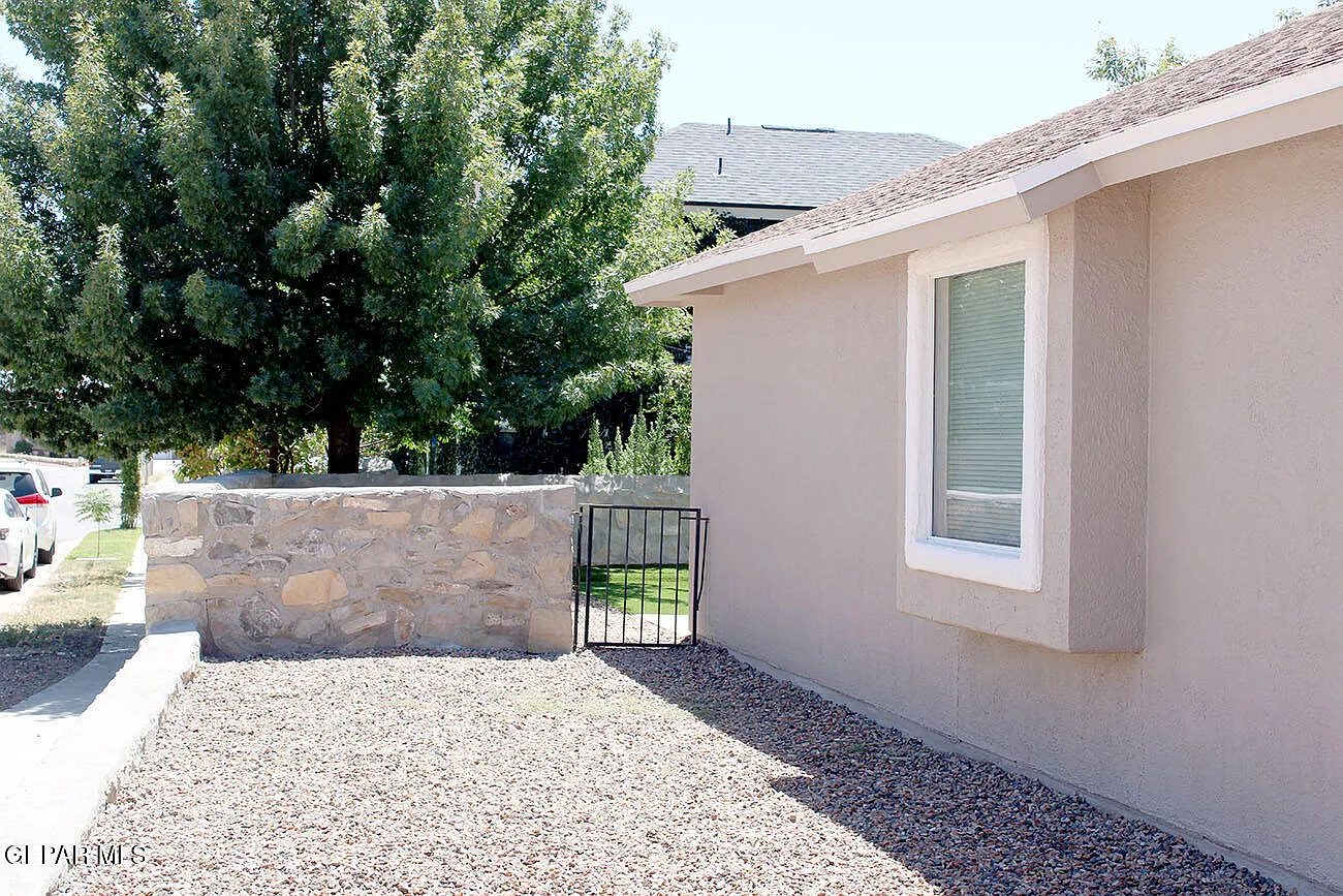 4 bed, 2.0 bath, 1458 sqft, $1,900 — Photo 4