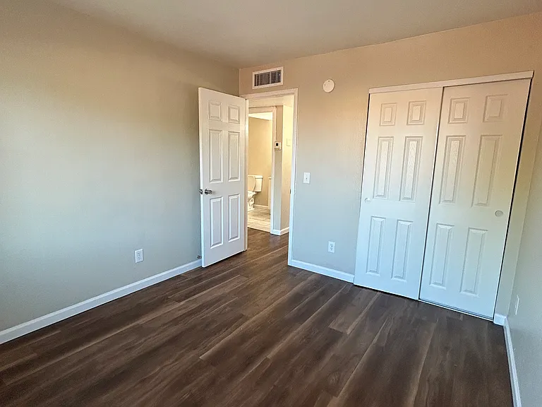 3953 N Palm Grove Dr #1 — Photo 12