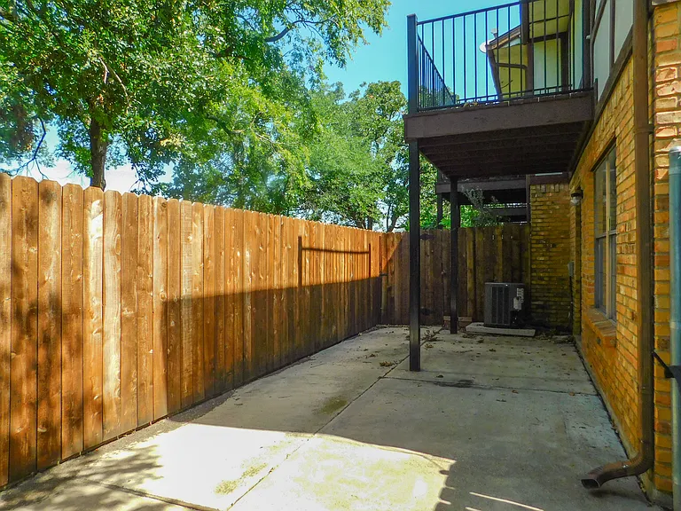 1137 Dallas Dr — Photo 17
