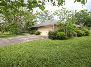 138 Spruce St, Lake Jackson, TX 77566