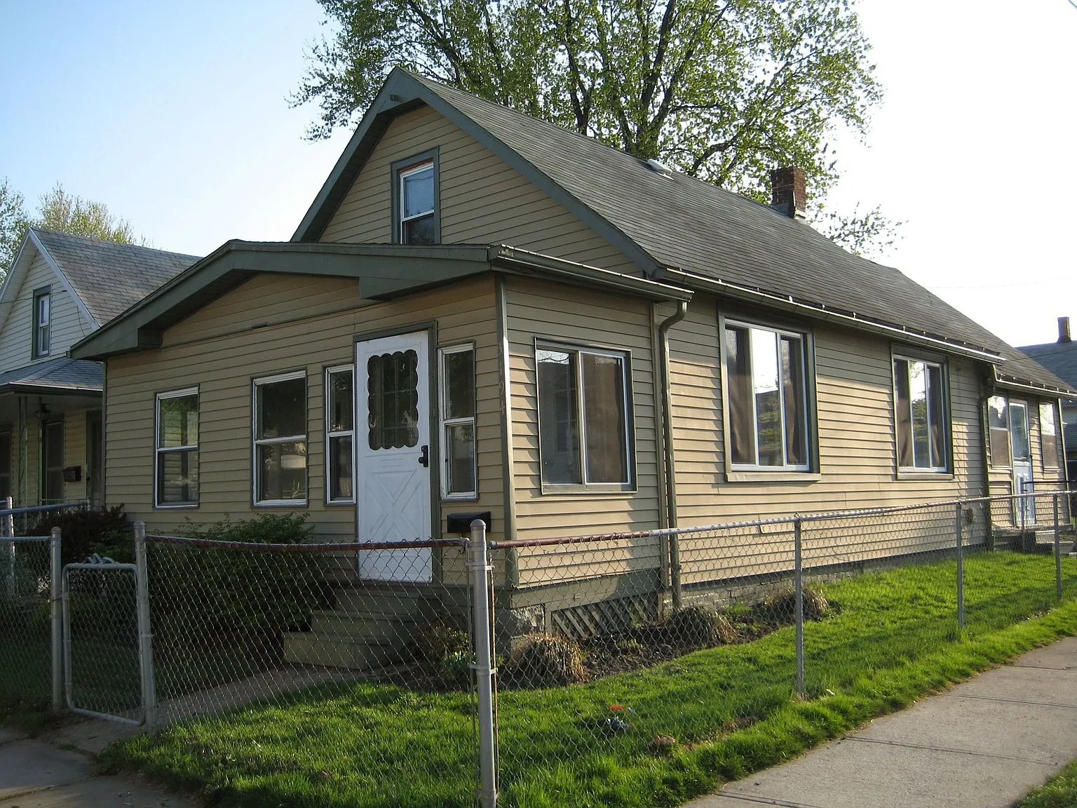 3194 W 71st St photo 1