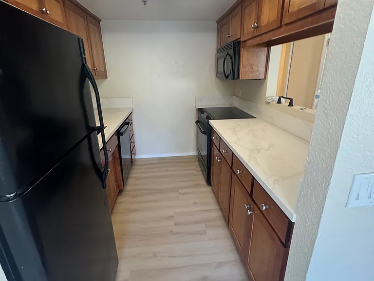 1043 Southwood Dr #J — Photo 11