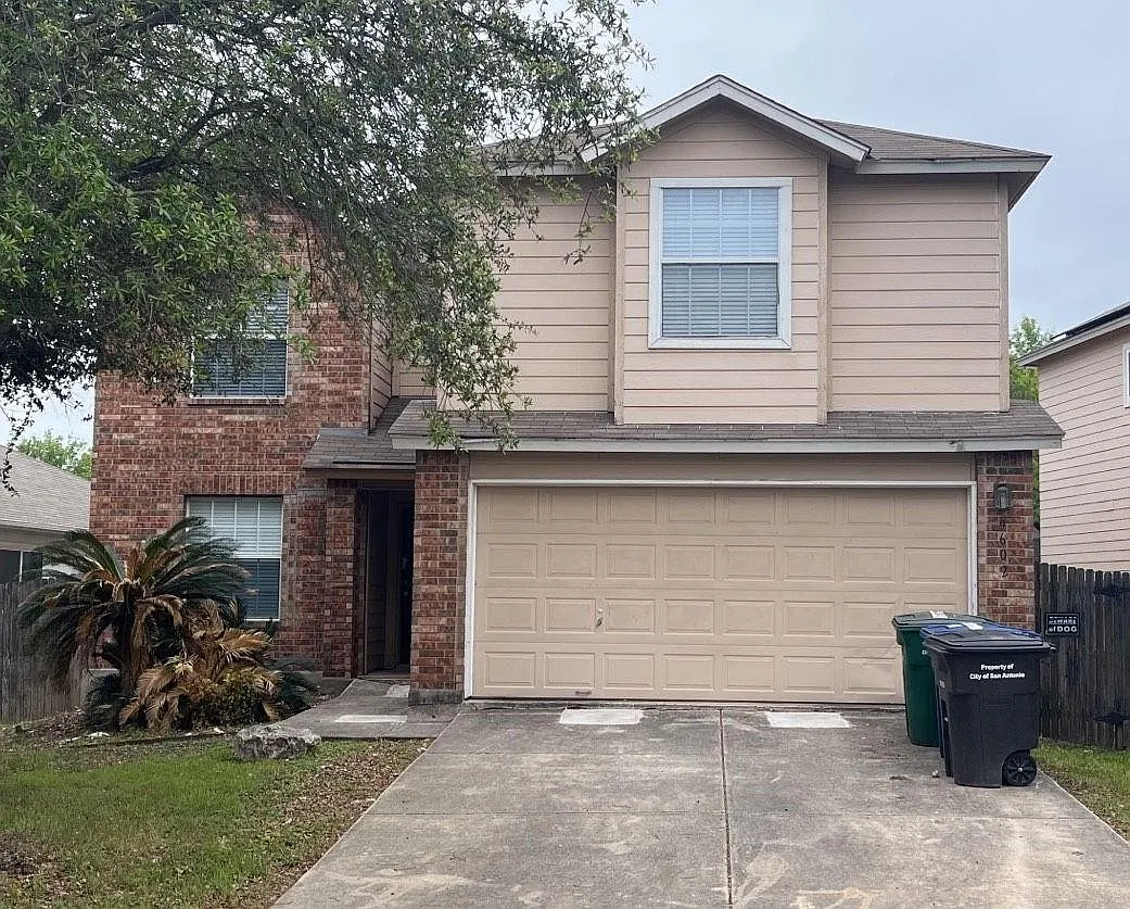 4 bed, 2.5 bath, 2421 sqft, $1,700 — Photo 1