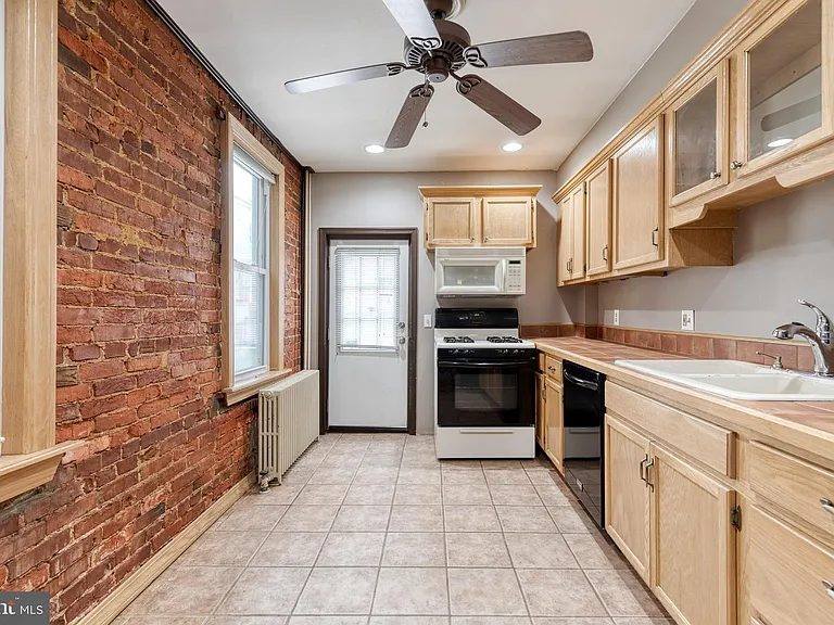 809 S Glover St — Photo 5