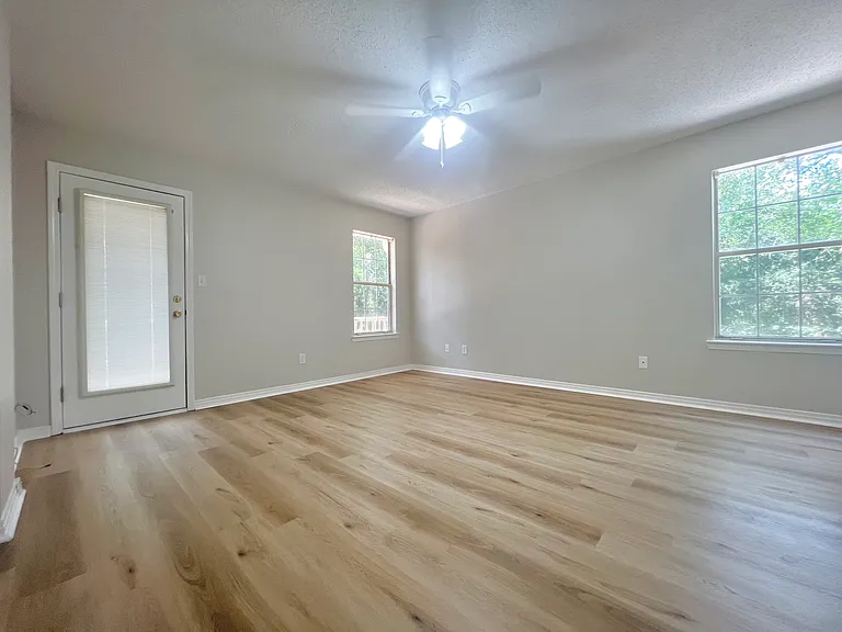 102 Laguna Cir — Photo 10