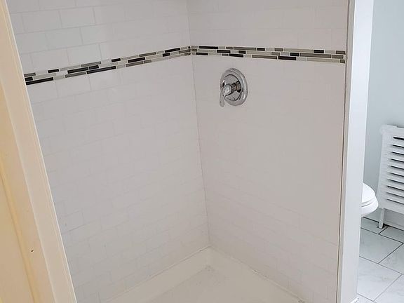 3rd image of 2213 Mount Carmel Ave Floor 2