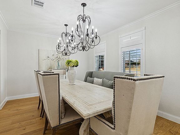 3rd image of 817 Pearl Dr