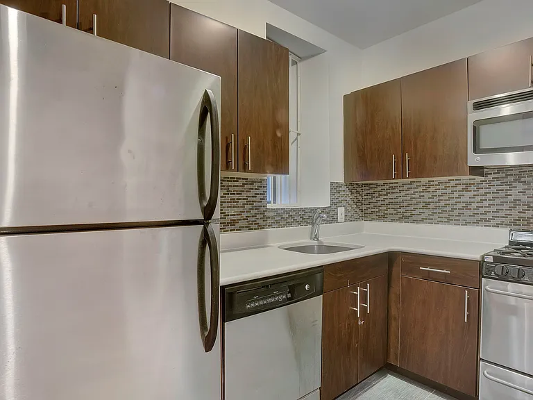 132 E 96th St #1B — Photo 3
