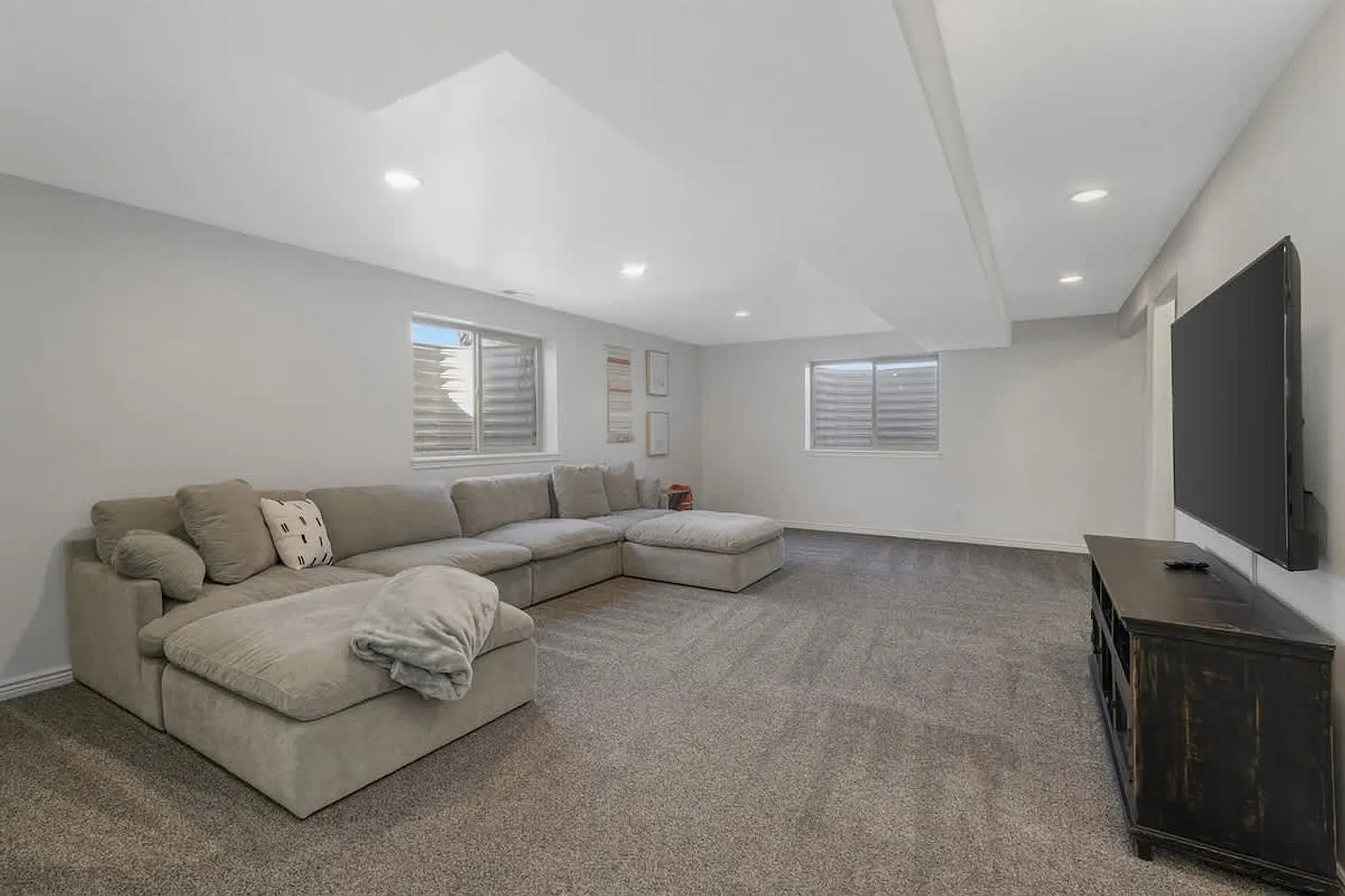 6 bed, 3.0 bath, 3498 sqft, $14,816 — Photo 1