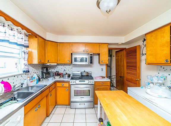 5th image of 324 E Hirsch Ave