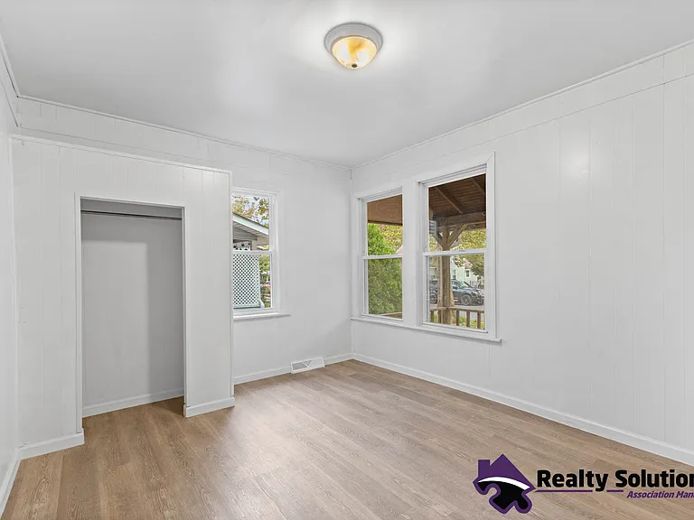 733 E Cherry St — Photo 11