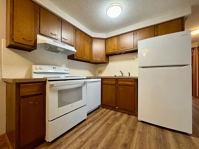 Camelot Village Apartments — Photo 15