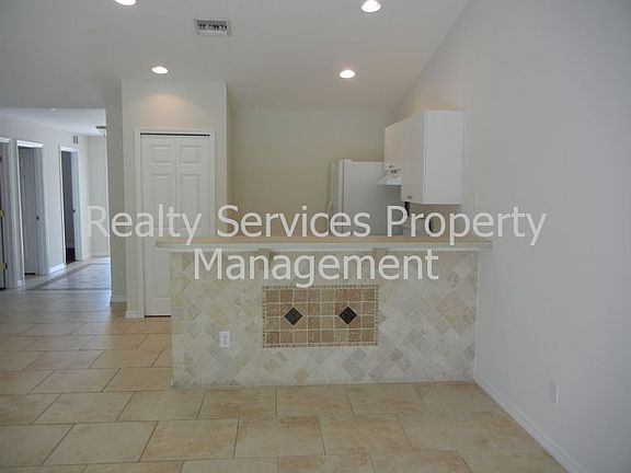 KITCHEN/BREAKFAST COUNTER