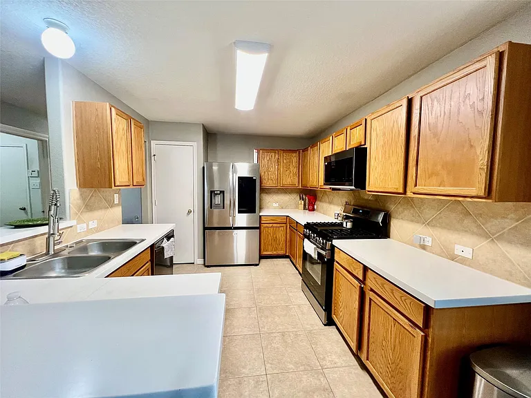 9610 Serenata Ct — Photo 5