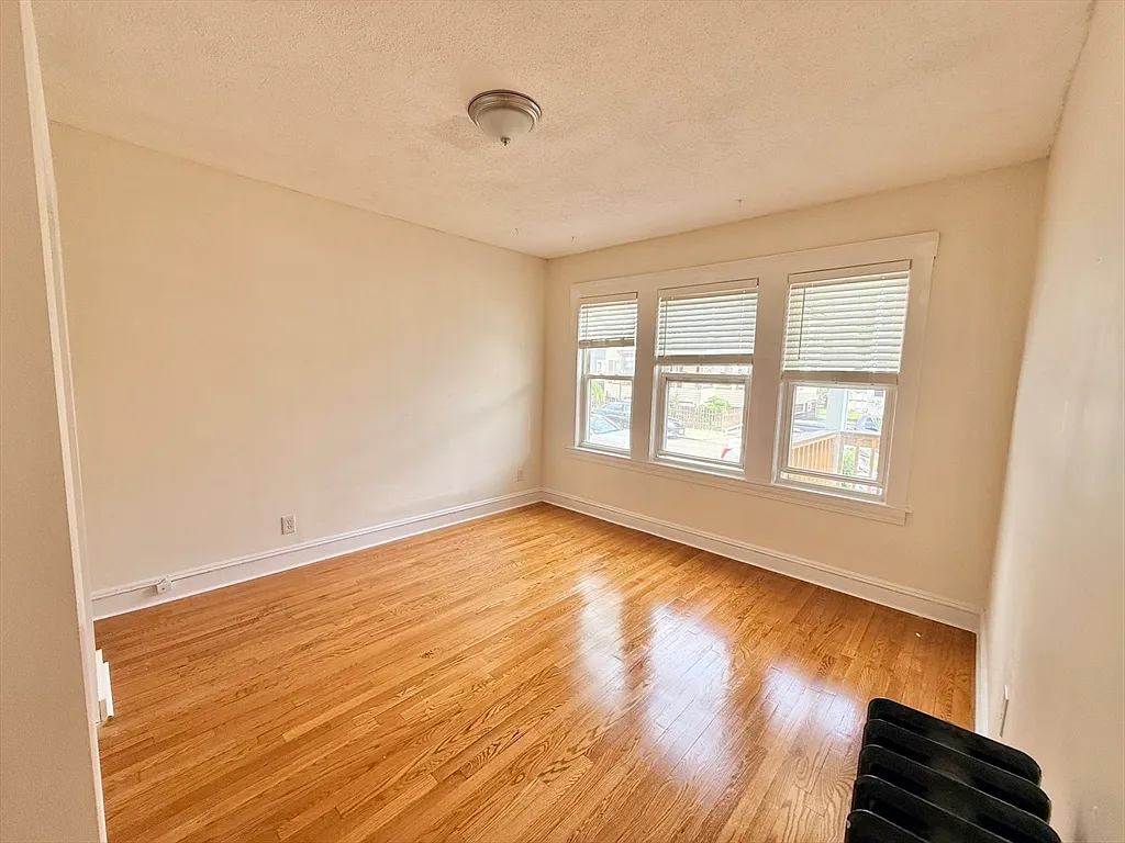 3 bed, 1.0 bath, 1200 sqft, $3,200 — Photo 4