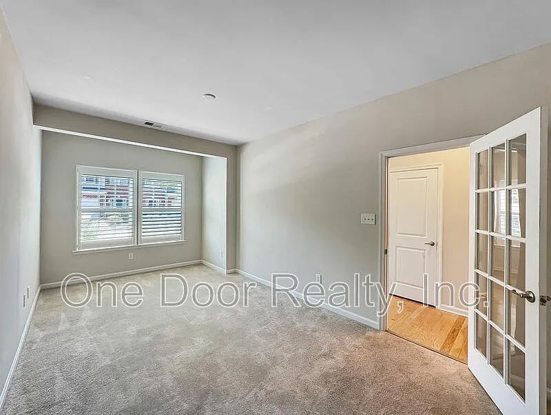 3 bed, 2.5 bath, 2100 sqft, $2,450 — Photo 3