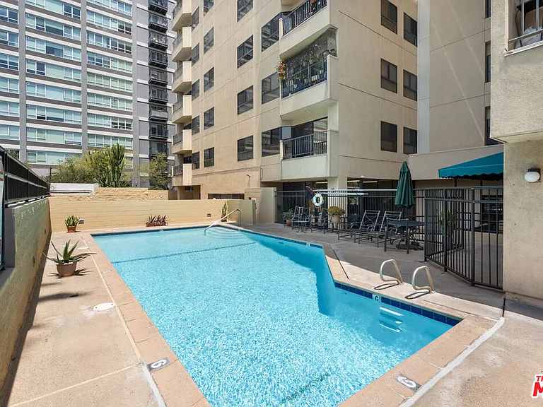 727 S Ardmore Ave #108 — Photo 33