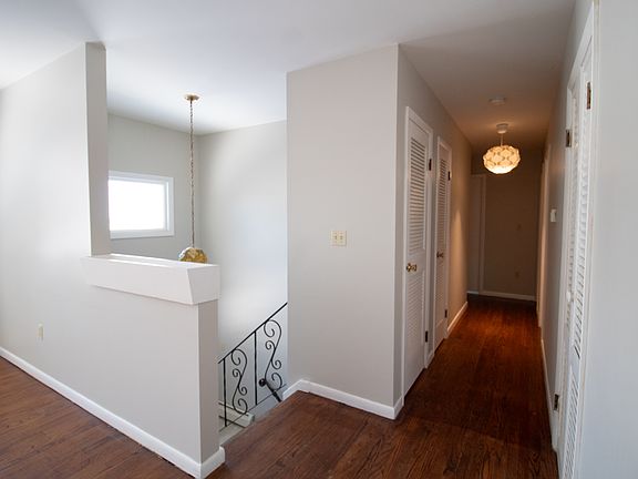 Hallway - view towards bedrooms