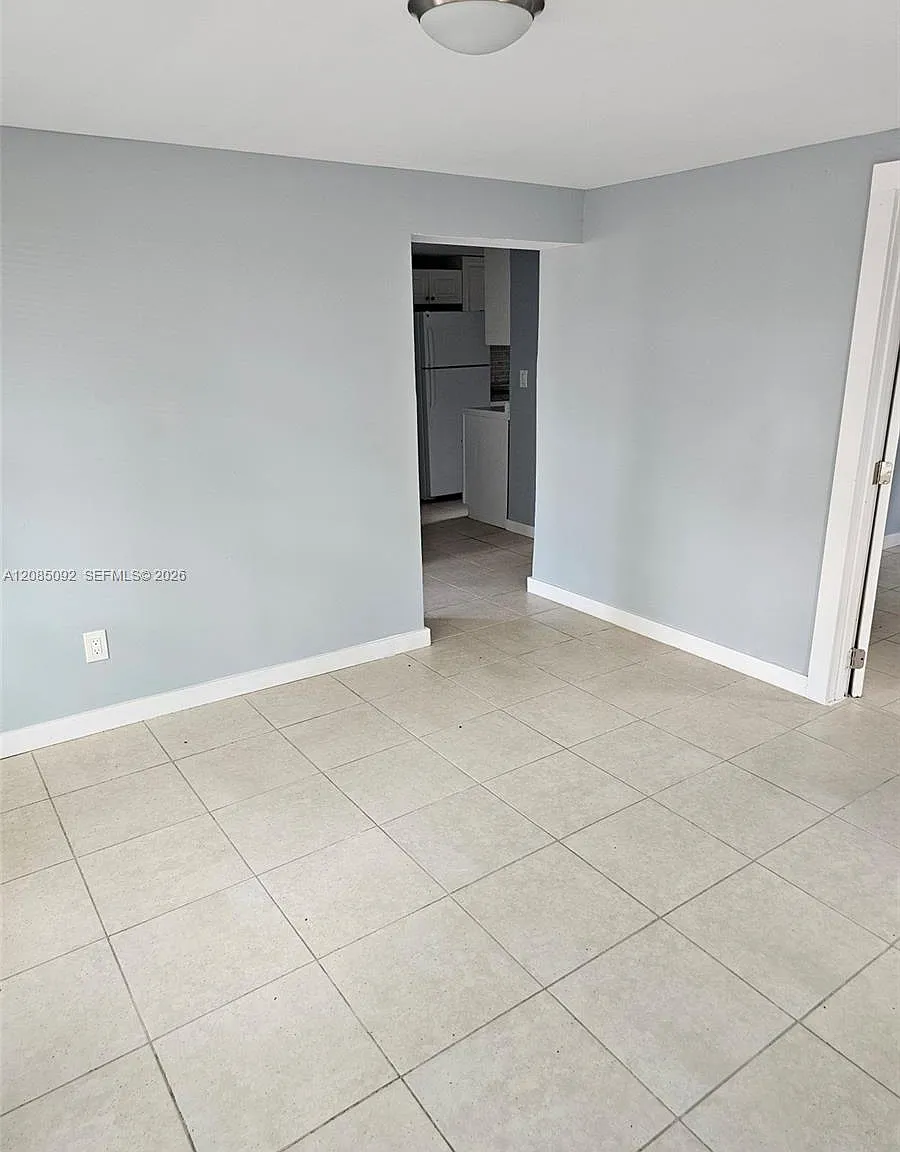2 bed, 1.0 bath, 3422 sqft, $2,000 — Photo 4