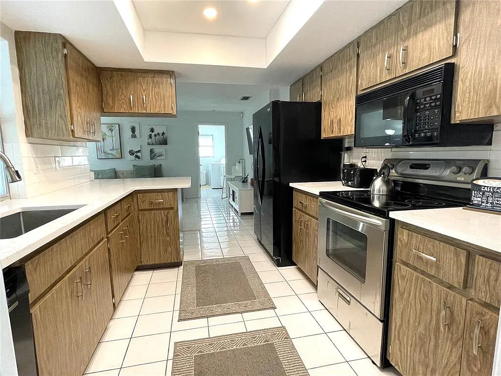 4 bed, 2.0 bath, 1781 sqft, $6,250 — Photo 2