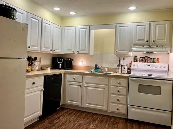 159 Center St APT 4, Dennis Port, MA 02639