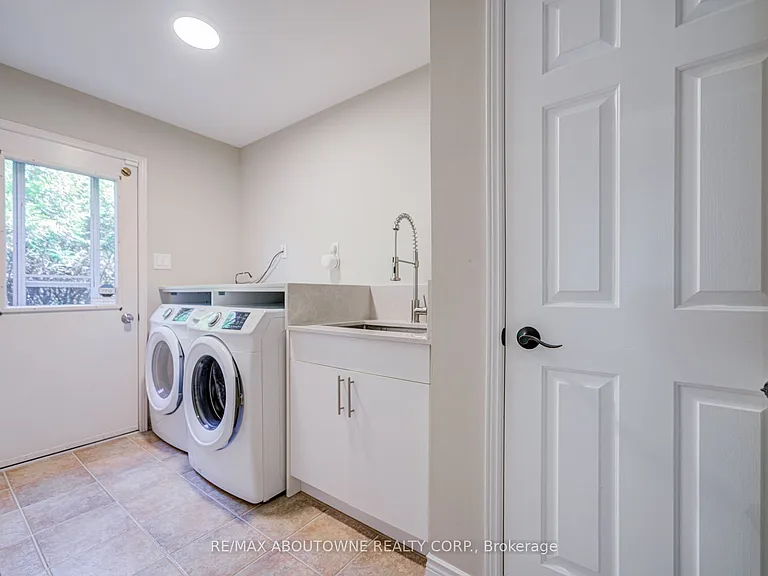 1273 Blackthorn Pl — Photo 18