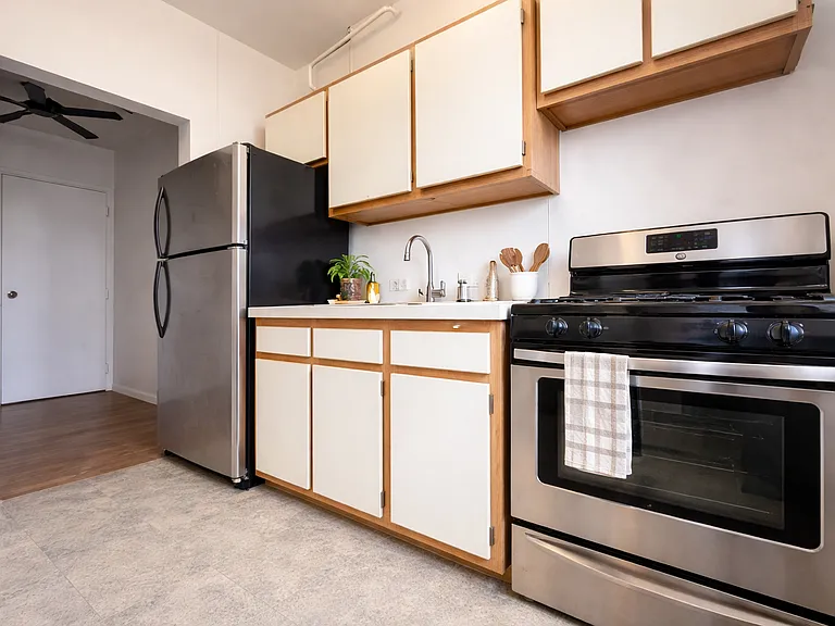 10 Franklin Ave — Photo 4