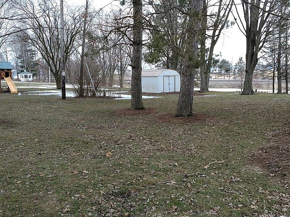 Huge yard and playset!