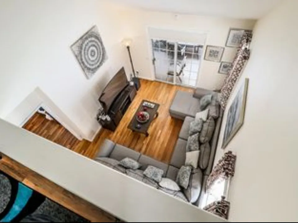 20 Woodcrest Ln