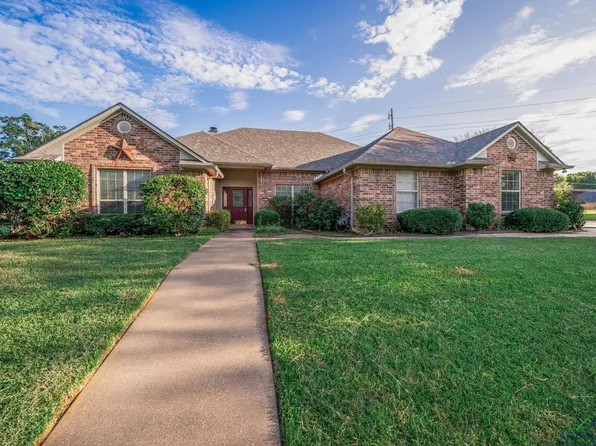 801 Briar Cove Dr, Gladewater, TX 75647