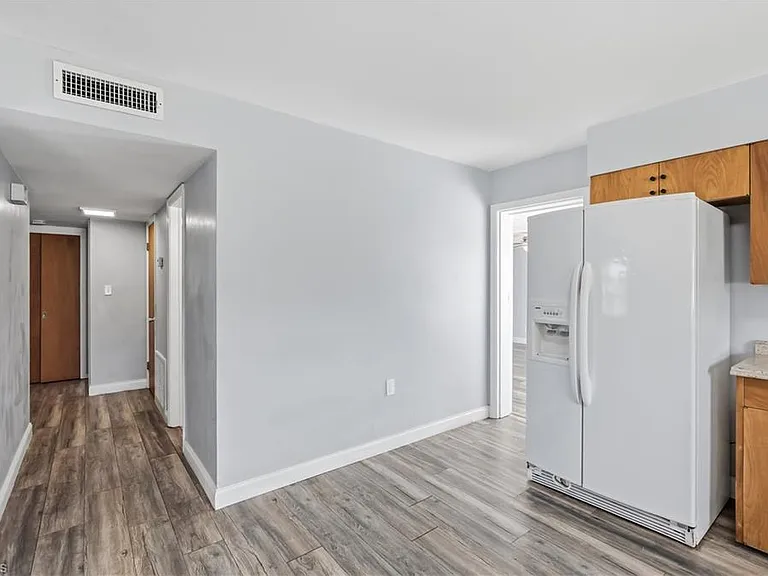 4220 Deleon St — Photo 5