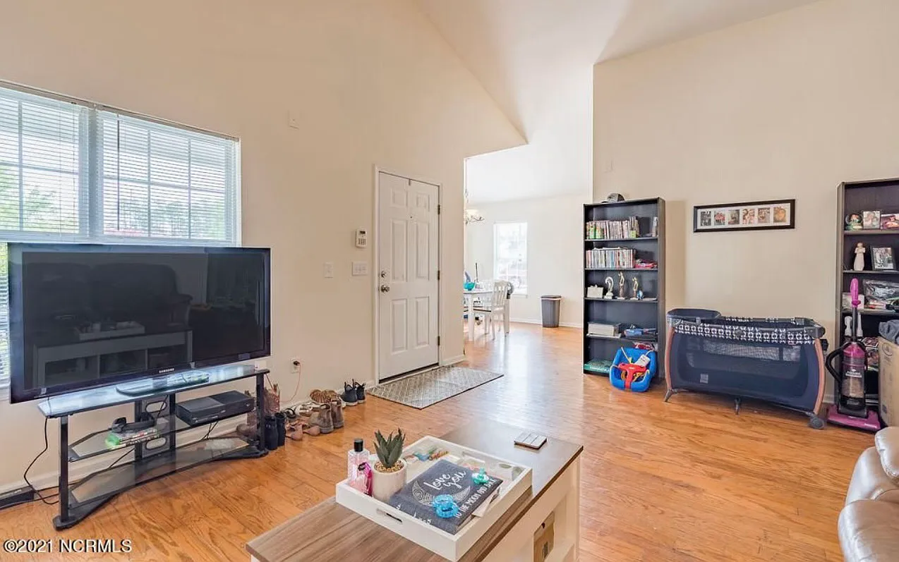 3 bed, 1319 sqft, $1,995 — Photo 3