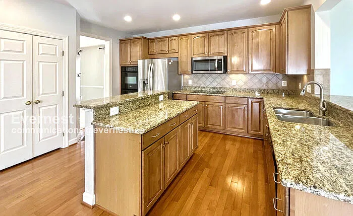 4 bed, 5.0 bath, 4347 sqft, $3,200 — Photo 4