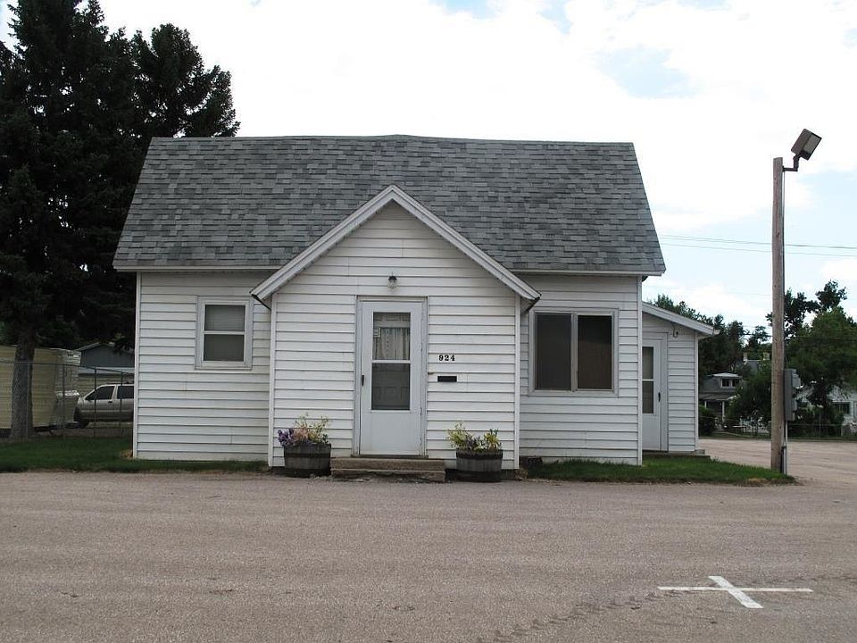 1st image of 924 Main St