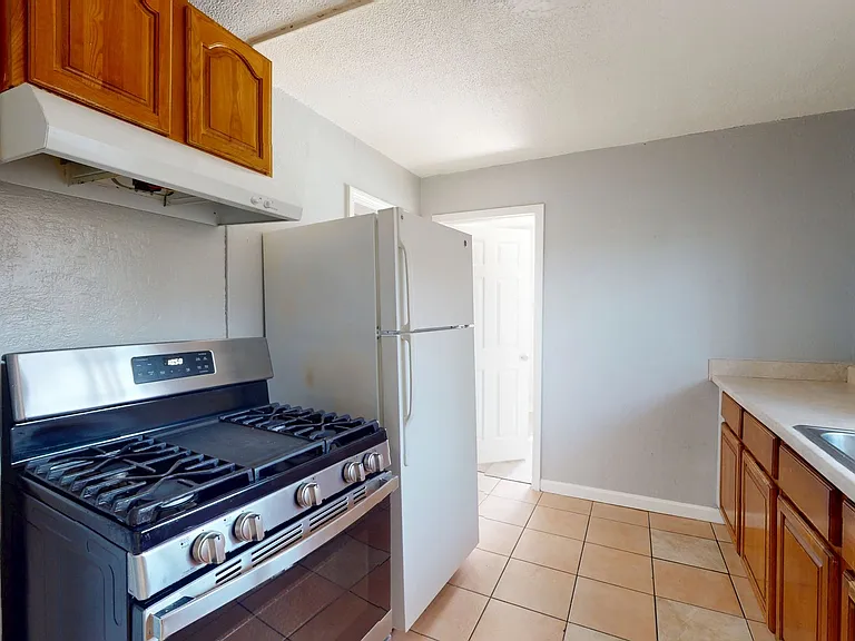 6625 Bancroft Ave — Photo 14